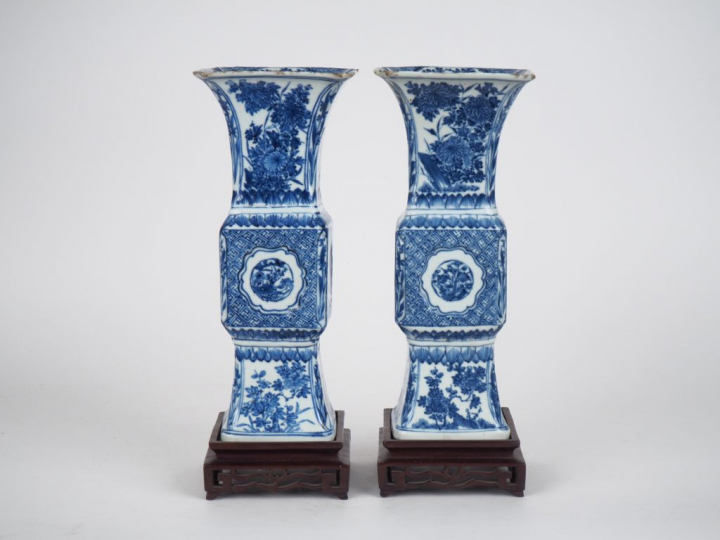 Chine, époque Kangxi ( 1661-1722) Paire de de vases gu en porcelaine b