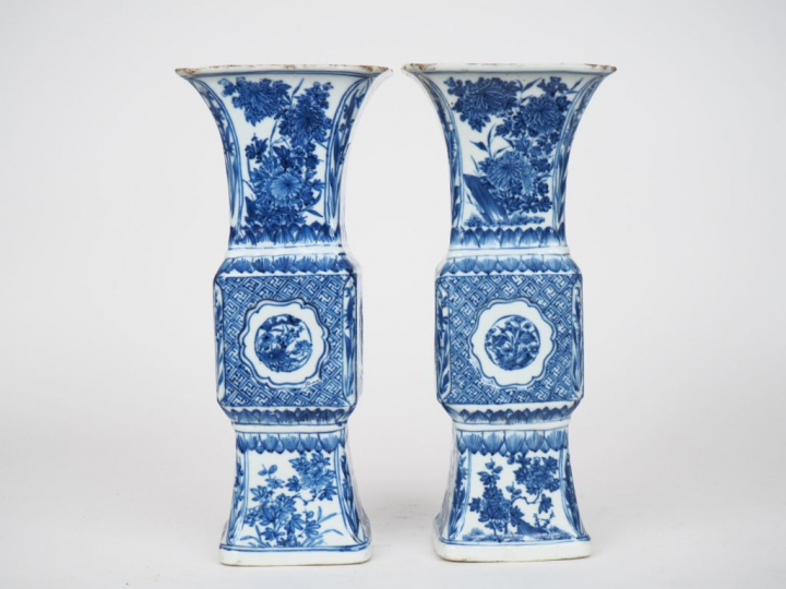 Chine, époque Kangxi ( 1661-1722) Paire de de vases gu en porcelaine b