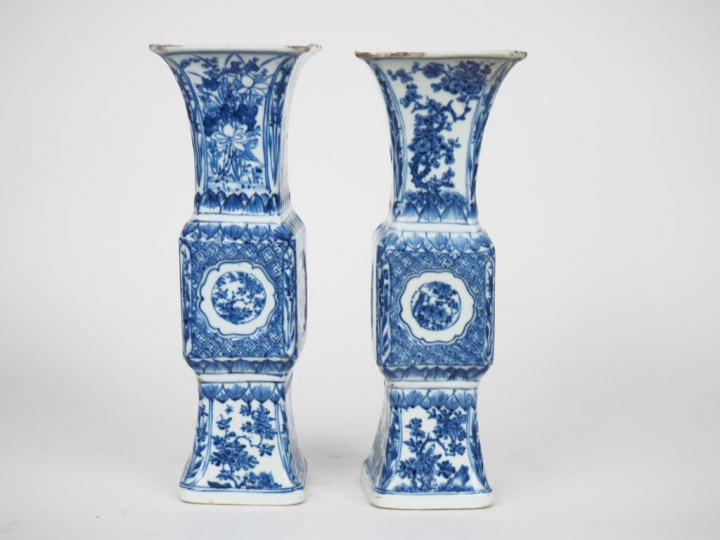 Chine, époque Kangxi ( 1661-1722) Paire de de vases gu en porcelaine b
