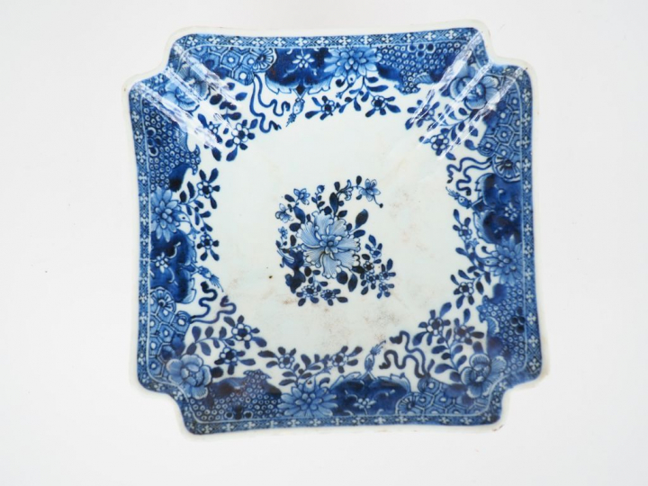 Compagnie des Indes, XVIIIe siècle,  Jatte quadrangulaire en porcelain