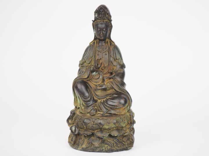 Chine vers 1900 Statuette en bronze, représentant la divinité Guanyin,