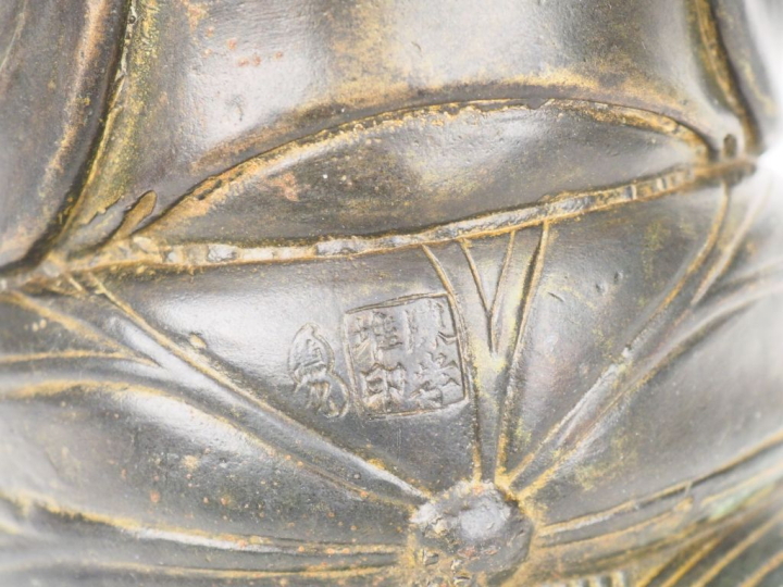 Chine vers 1900 Statuette en bronze, représentant la divinité Guanyin,