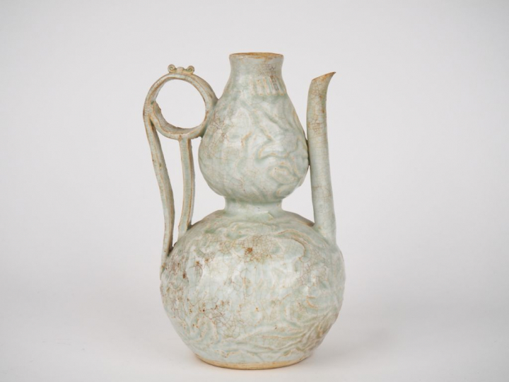 Chine, dans le style des Song. Verseuse de forme coloquinte en porcela