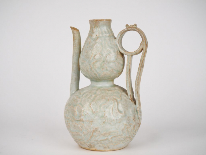 Chine, dans le style des Song. Verseuse de forme coloquinte en porcela