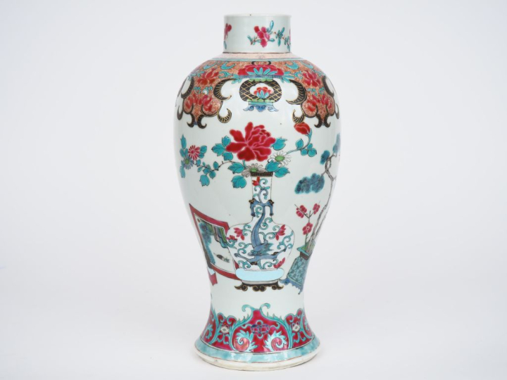 Chine deuxième moitié du XXème. Vase style famille verte balustre déco