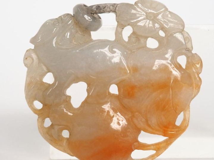 Chine, XXème siècle, Pendentif en jade céladon veiné de rouille sculpt