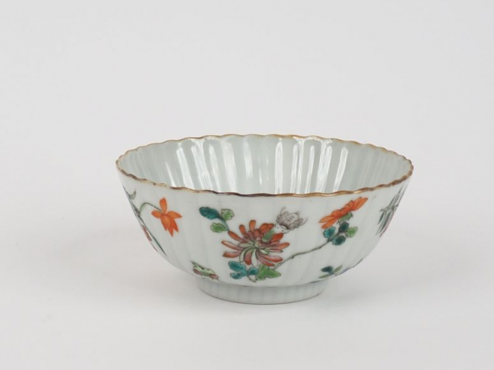 Chine, époque Tongzhi (1861-1875) Couple floriforme à panse côtelée, g