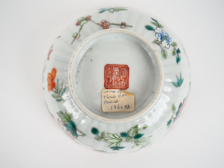 Chine, époque Tongzhi (1861-1875) Couple floriforme à panse côtelée, g