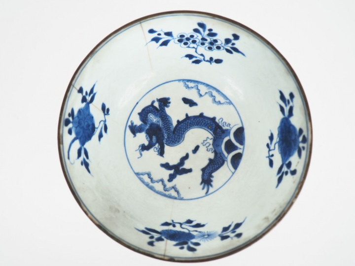 Chine, fin XVIIIe siècle,  Coupe sur petit talon en porcelaine blanche