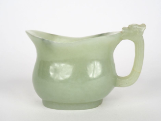 Vente aux enchères Chine XXe siècle,  Coupe libatoire, en jade blanc, l’anse en forme de 