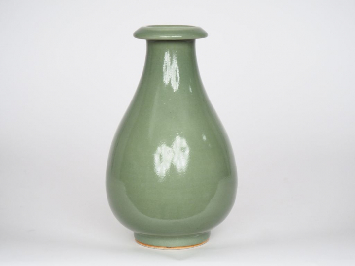 Chine, XIXe siècle,  Vase piriforme à col ourlé en porcelaine monochro