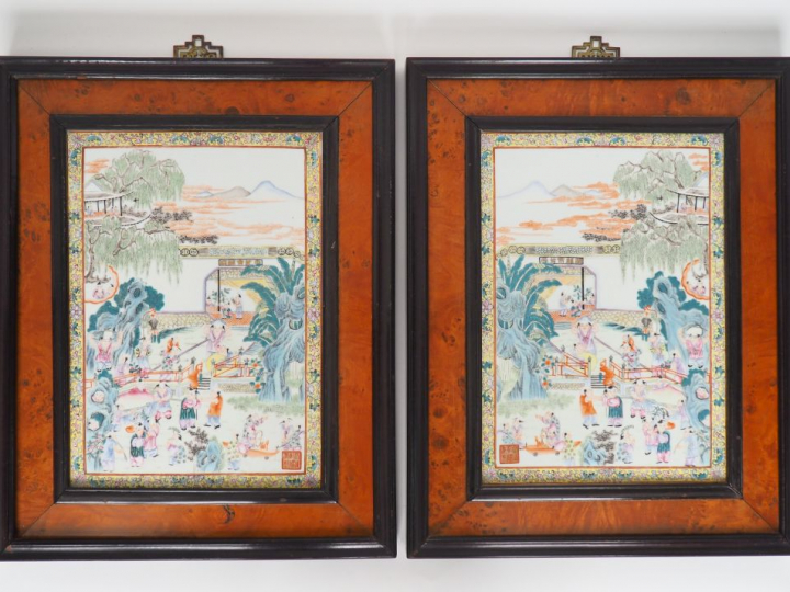 Chine, début XXe siècle  Deux plaques en porcelaine et émaux polychrom