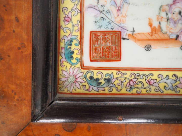 Chine, début XXe siècle  Deux plaques en porcelaine et émaux polychrom