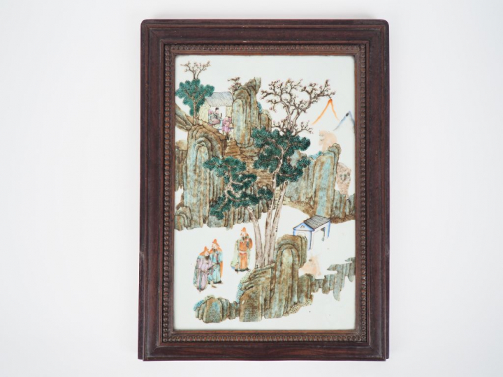 Chine, vers 1900  Plaque en porcelaine et émaux polychromes relatant l