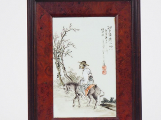 Vente aux enchères Wang Qi (1884-1937) Plaque en porcelaine et émaux polychromes représen