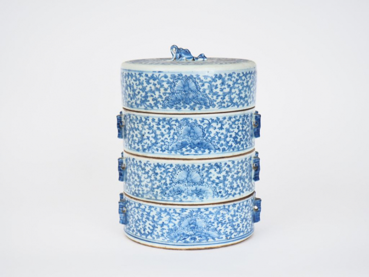 Chine, fin XIXe siècle,  Boite à compartiments en porcelaine bleu blan