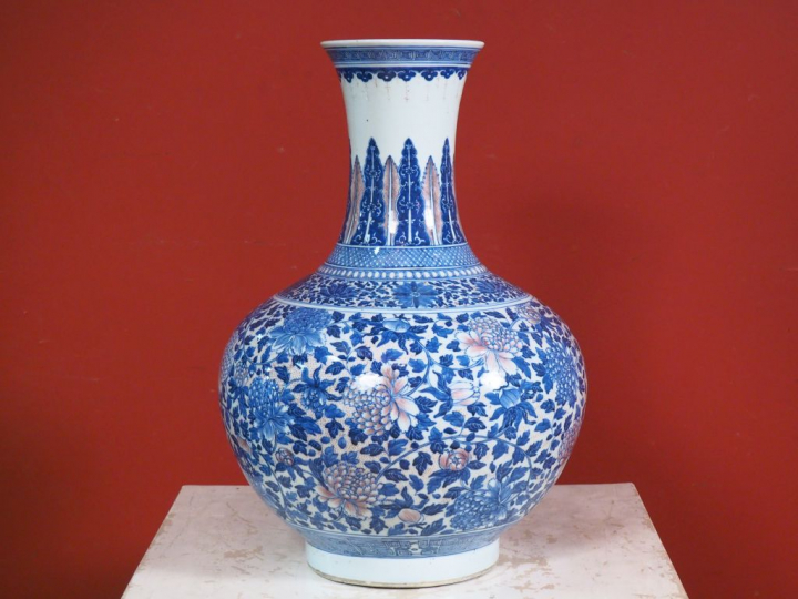 Chine, fin de l’époque Qing,  Exceptionnel vase balustre à long col, à