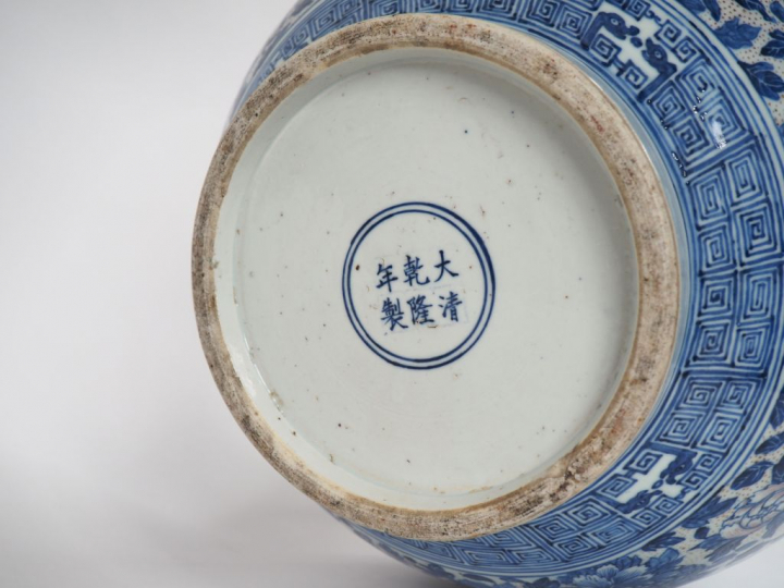 Chine, fin de l’époque Qing,  Exceptionnel vase balustre à long col, à