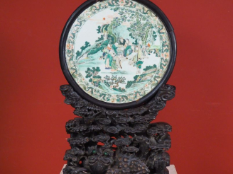 Vente aux enchères Chine, période Guangxu (1875-1908) Écran circulaire en biscuit et émau
