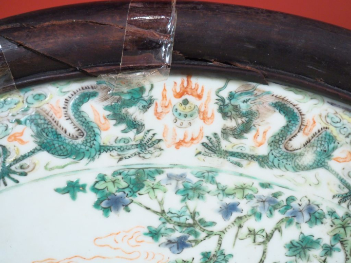 Chine, période Guangxu (1875-1908) Écran circulaire en biscuit et émau