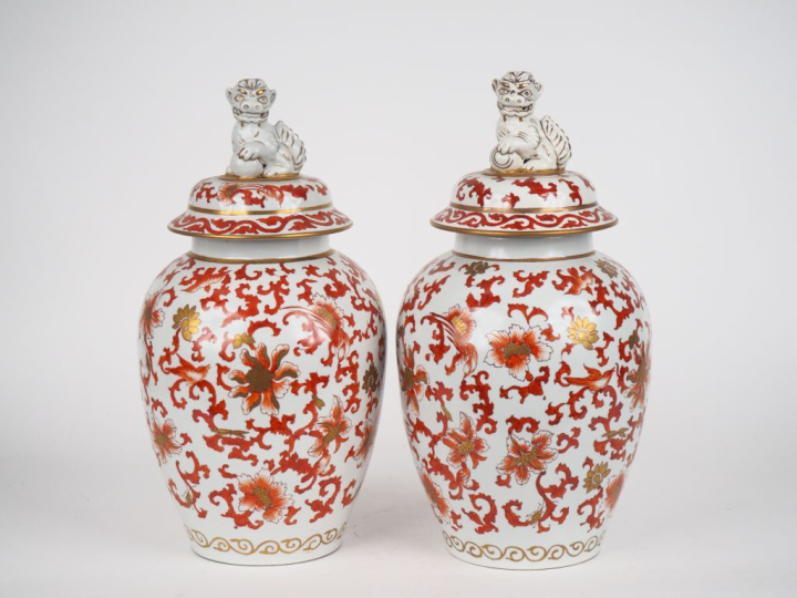 Chine Xxème. Paire de potiches en porcelaine à décor polychrome et dor