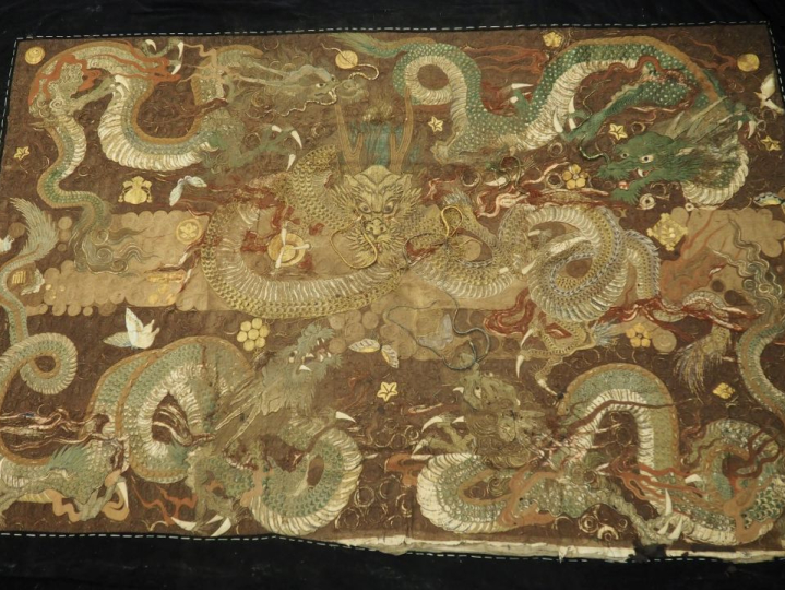Japon, fin de la période Meiji. Important panneau en lin brun rouge br