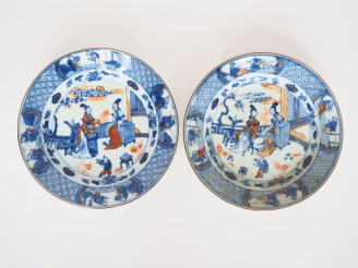 Vente aux enchères Japon, vers 1900  Paire d’assiettes en porcelaine émaillée bleu, blanc