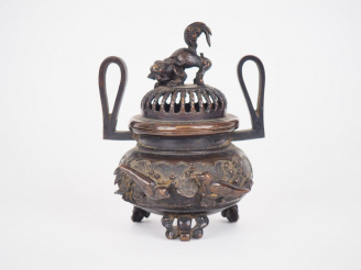 Vente aux enchères Japon, période Meiji (1868-1912) Brûle-parfum en bronze à décor en rel