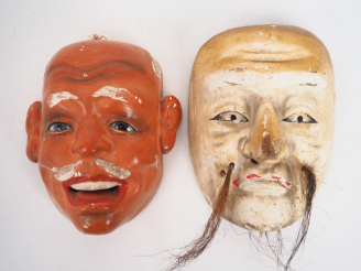 Vente aux enchères Japon XXème siècle.  2 masques de théatre miniatures en bois laqué.