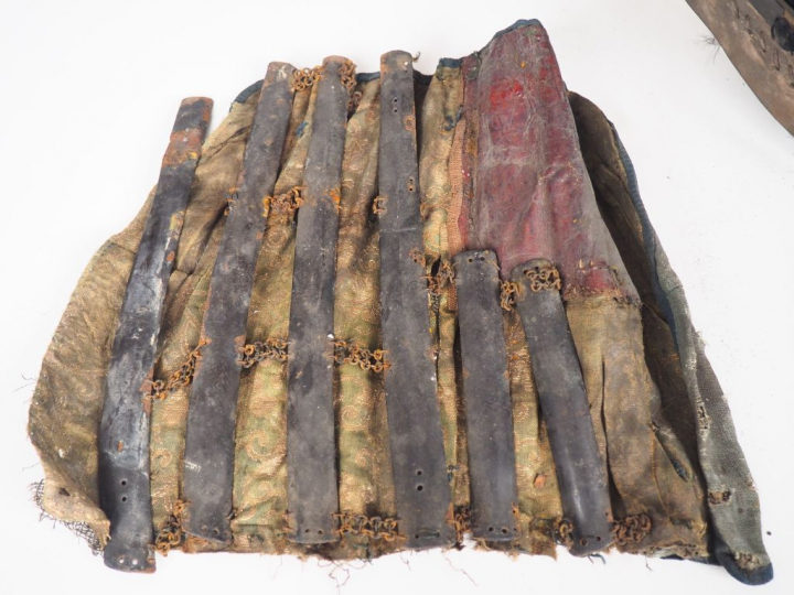 Partie d’armure de guerrier/samourai japonais en fer, acier et lacets 