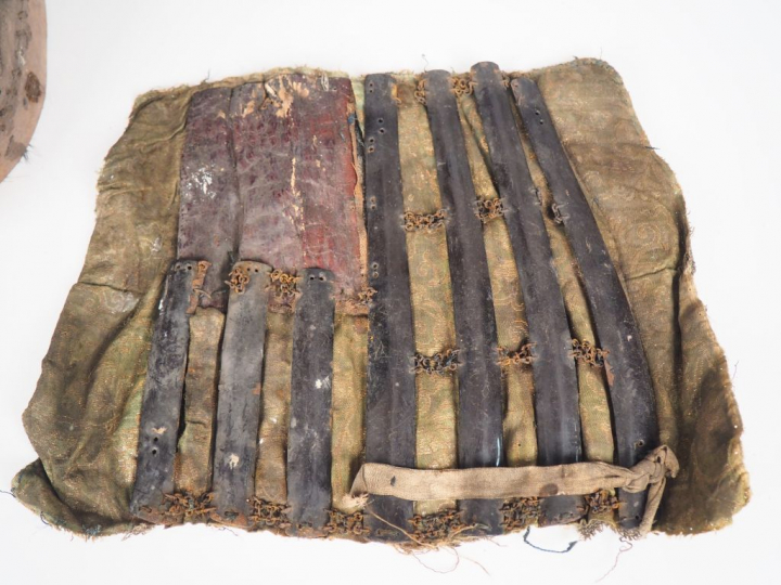 Partie d’armure de guerrier/samourai japonais en fer, acier et lacets 