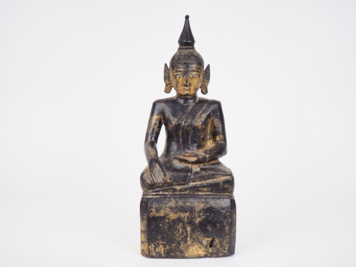 BIRMANIE, XIXème siècle.  Statuette en bois laqué bouddha dans la posi