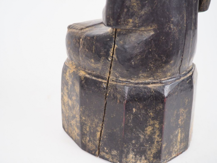 BIRMANIE, XIXème siècle.  Statuette en bois laqué bouddha dans la posi