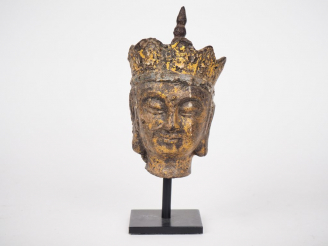 Vente aux enchères Birmanie, XIXe siècle,  Tête de bouddha en bronze laqué doré, le visag