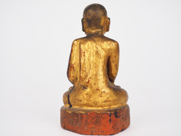 Birmanie, XIXe siècle Bonze en bois laqué doré et traces de polychromi