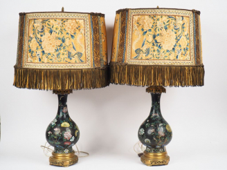 Vente aux enchères Paire de lampes XIXème en bronze et émaux polychromes cloisonnés à déc