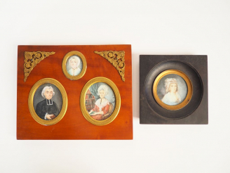 Vente aux enchères Dans un même encadrement en citronnier, trois miniatures « portraits »