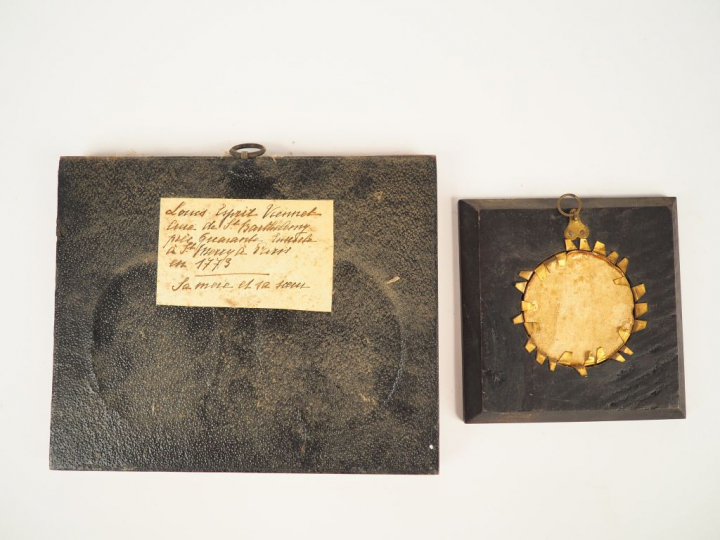 Dans un même encadrement en citronnier, trois miniatures « portraits »