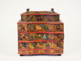 Vente aux enchères Ecrin à bijoux en forme de commode italienne en bois laqué à décor de 