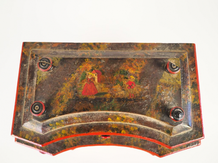 Ecrin à bijoux en forme de commode italienne en bois laqué à décor de 