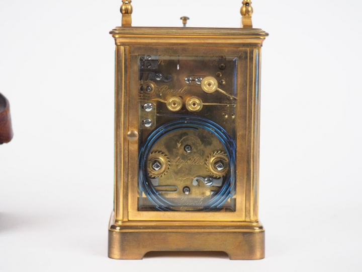 Pendulette de voyage en cristal et laiton dans son écrin en cuir borde