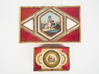 Vente aux enchères Boite Restauration en carton mâché et verre polychrome, le couvercle o