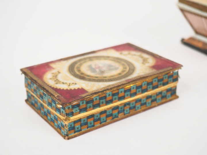 Boite Restauration en carton mâché et verre polychrome, le couvercle o