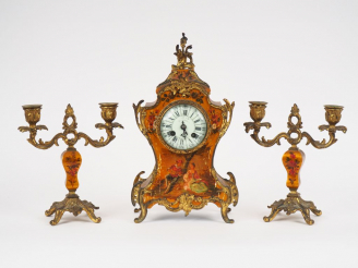 Vente aux enchères Garniture de cheminée de style Louis XV en Vernis Martin et métal doré