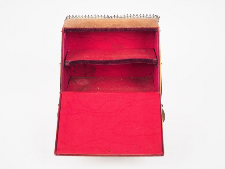 Ecrin à bijoux en forme de bureau de pente de style Louis XV-Louis XVI