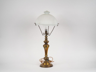 Vente aux enchères Lampe en laiton de forme balustre, abat-jour en opaline blanche à déco