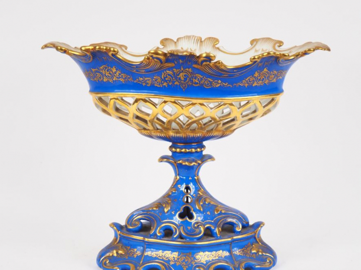 Jardinière Napoléon III en porcelaine de Paris, fond bleu roi rehaussé