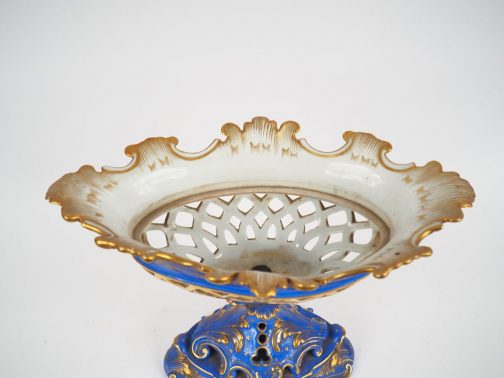 Jardinière Napoléon III en porcelaine de Paris, fond bleu roi rehaussé