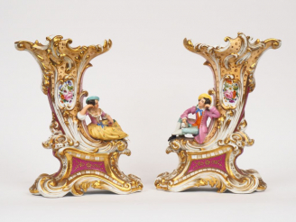 Vente aux enchères Paire de vases Napoléon III en porcelaine de Paris, à décor polychrome