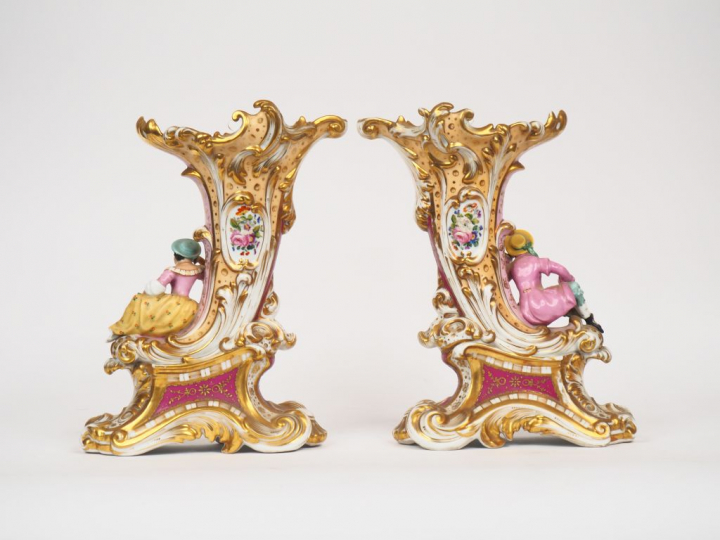 Paire de vases Napoléon III en porcelaine de Paris, à décor polychrome
